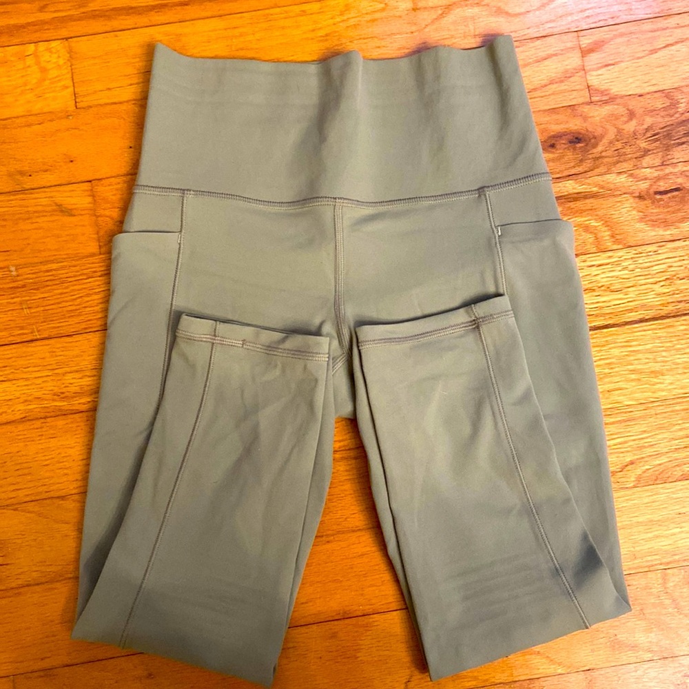 NWOT Athleta Salutation Stash Capri Legging Size XS